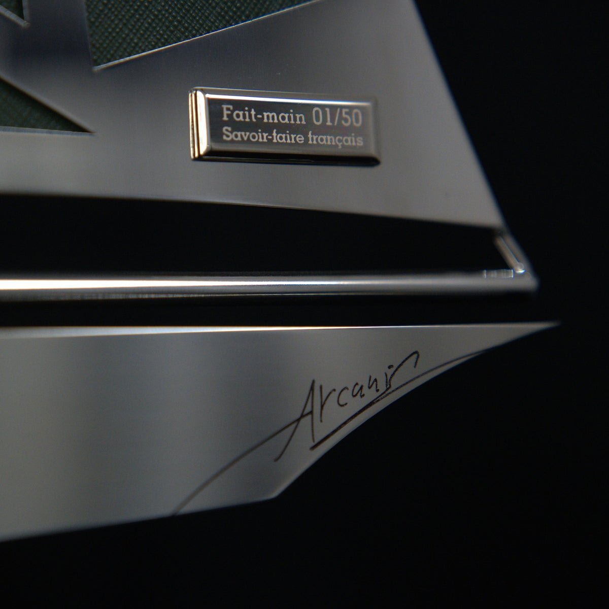 Vesper, engraved plaque and signature on the hull